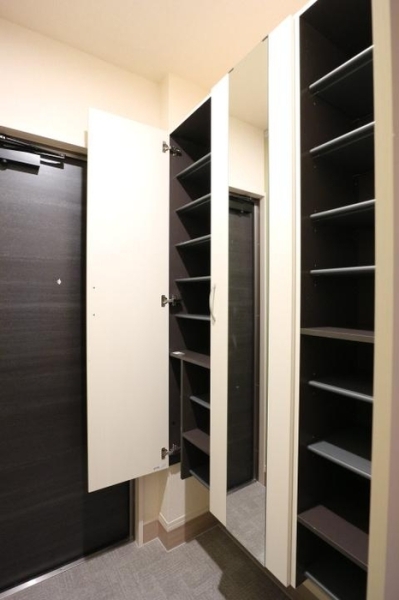 玄関　同建物別部屋写真