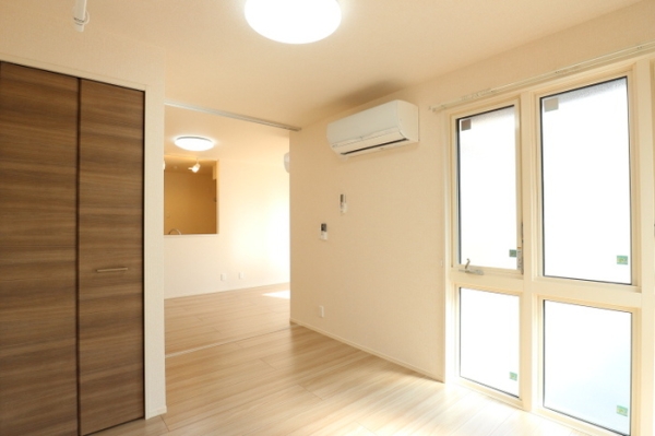 居室・リビング　同建物別部屋写真