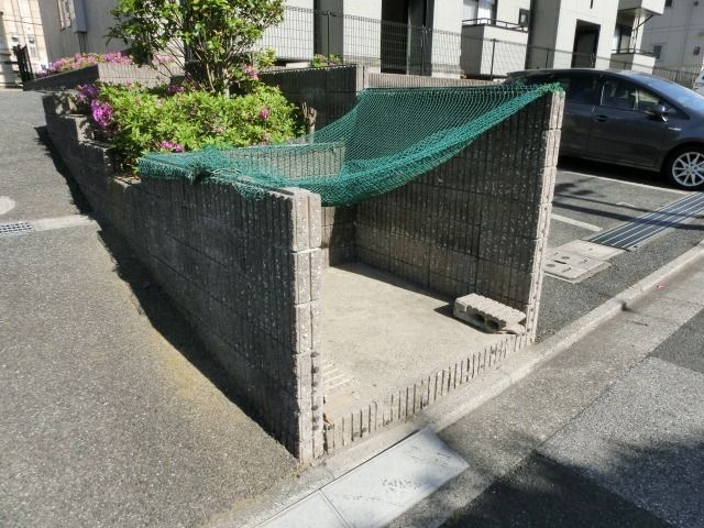 エントランス　専用ゴミ置き場です。