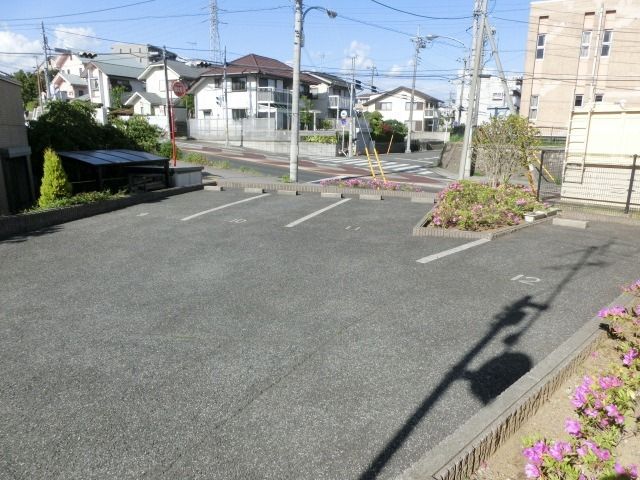 駐車場　建物前面は駐車場です。