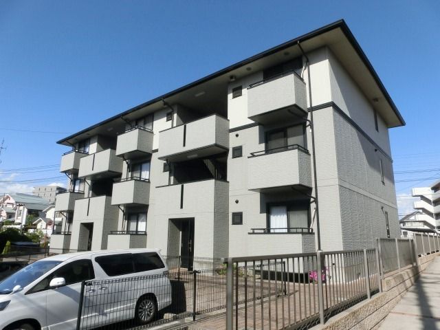 建物外観　お買物施設も豊富ですよ。