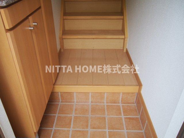 玄関　玄関にはシューズボックスを設置◇
