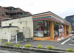 コンビニ　セブンイレブン 足立扇3丁目店（コンビニ）まで334m