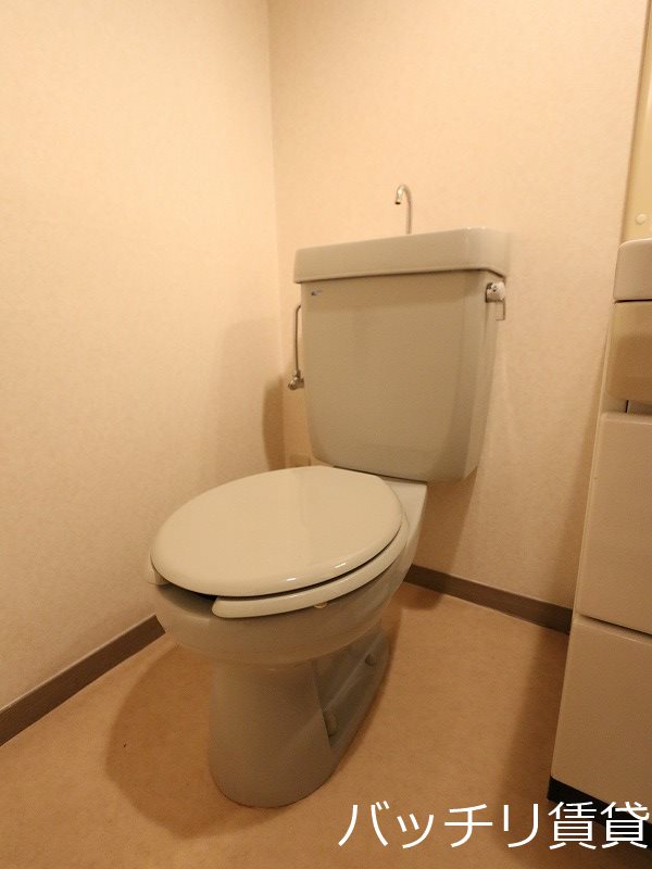 トイレ　画像は別号室タイプの為、現状を優先致します。