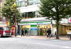 コンビニ　ファミリーマート新宿七丁目店（コンビニ）まで227m