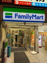 コンビニ　ファミリーマート新大久保駅前店（コンビニ）まで293m