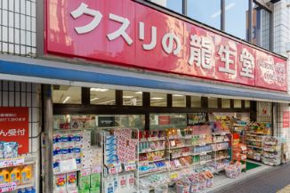 ドラックストア　龍生堂薬局新大久保店（ドラッグストア）まで93m