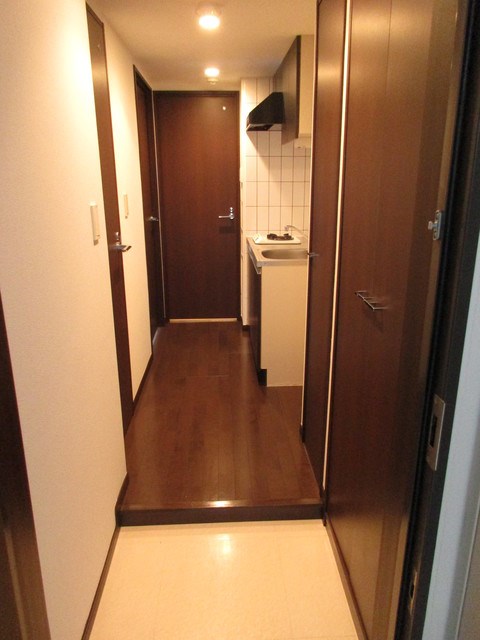 玄関　※参考写真（同物件別部屋です）