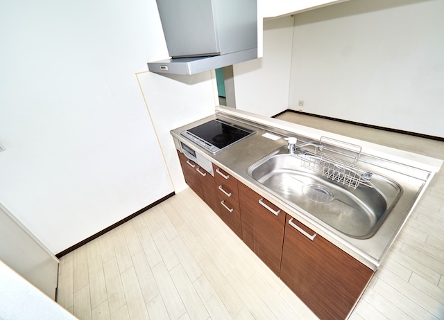 キッチン　システムキッチン、コンロはIH3口、電熱1口です