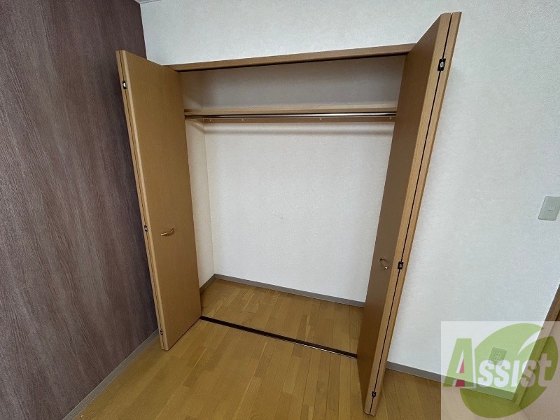 収納　クローゼットを開けてみました。奥行きがありますね。
