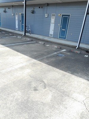 駐車場　駐車場があるので、車を買う予定の方も安心です