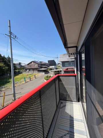 バルコニー　目の前には公園があり、日当たり良好なベランダもついています。