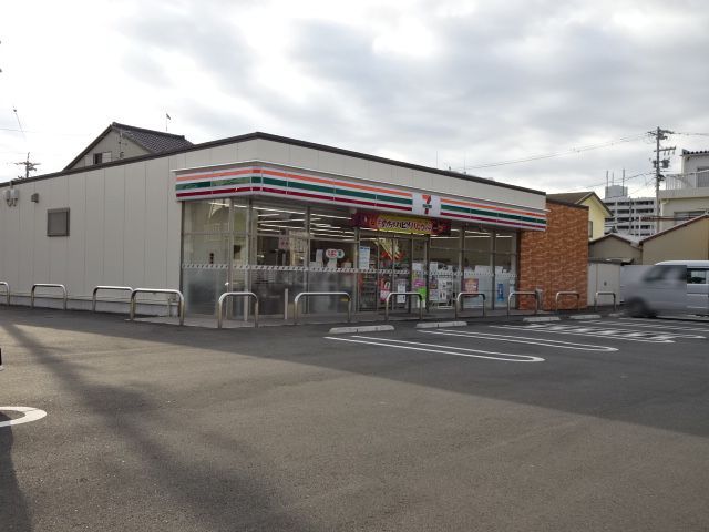コンビニ　セブンイレブン　本町３丁目店（コンビニ）まで600m