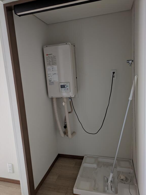 その他設備　洗濯機置場ロールカーテンが設置されています