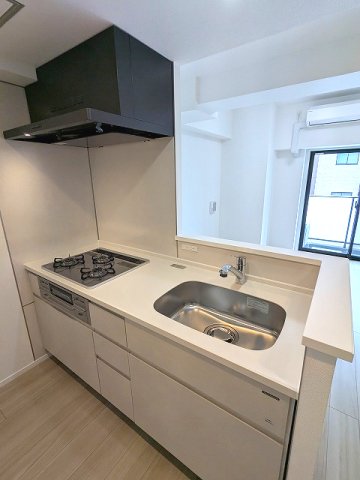 キッチン　グリル付ガス3口システムカウンターキッチン、瀟洒でお手入れ楽