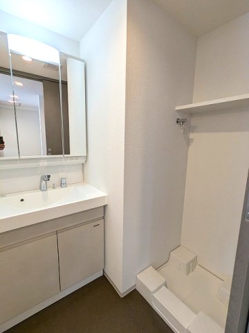 洗面設備　トイレと独立した脱衣洗面室、三面鏡付ハンドシャワー付独立洗面