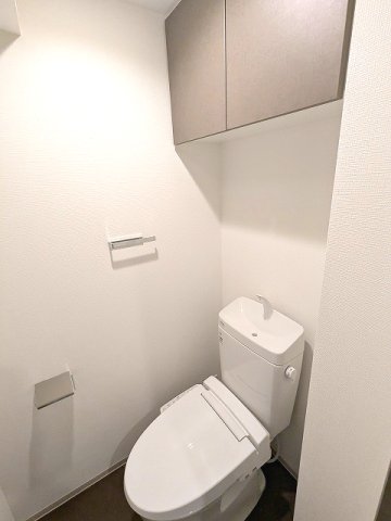 トイレ　洗面室とは別の温水洗浄便座です