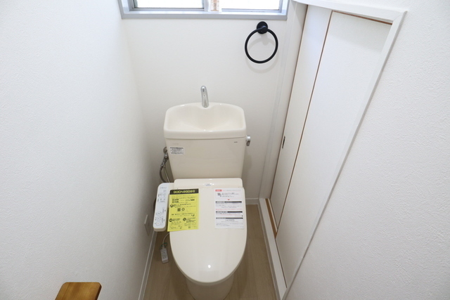 トイレ　ウォシュレット付き