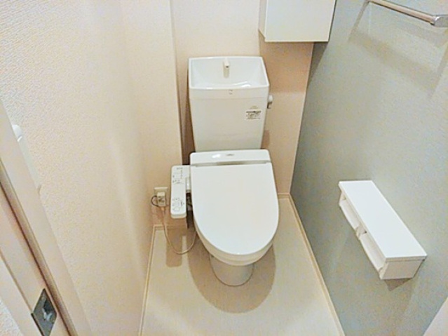 トイレ　温水洗浄暖房便座。小物収納棚付いてます。