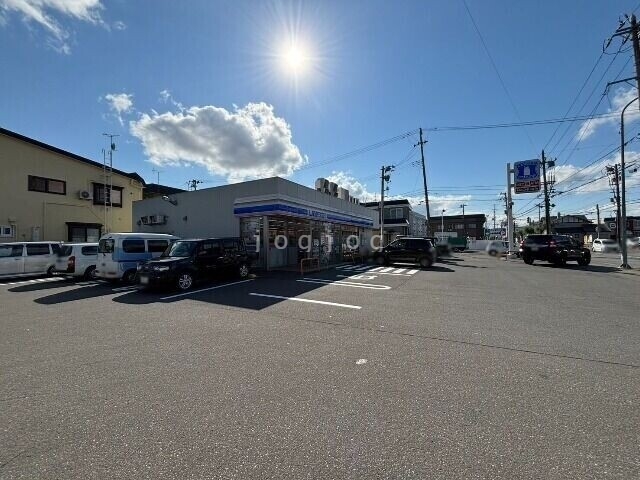 コンビニ　ローソン青森千富町一丁目店（コンビニ）まで445m