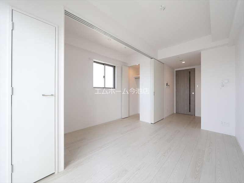 居室・リビング　LDK8.0帖　洋室2.4帖と繋げて使用もできます