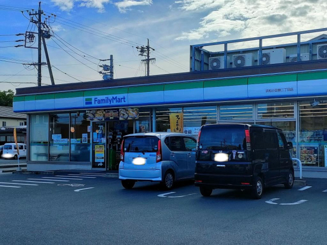 コンビニ　ファミリーマート浜松小豆餅二丁目店（コンビニ）まで28m