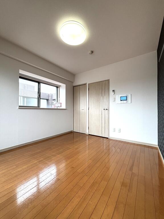 居室・リビング　2面採光の明るいお部屋です