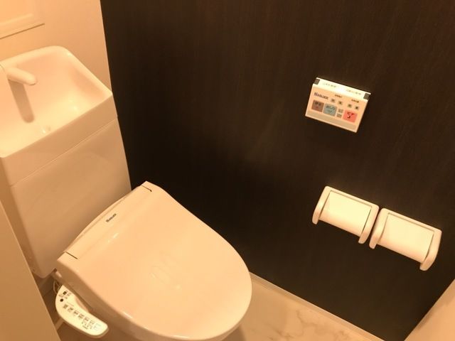 ＪＲ中央本線 新守山駅 徒歩12分 3階建 築6年のトイレ写真
