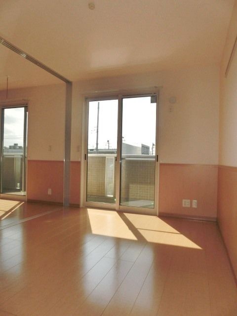 その他部屋・スペース　バルコニー側で明るい洋室です。