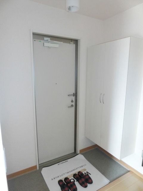 玄関　玄関にはトールタイプのシューズボックスあります。