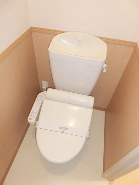 トイレ　温水洗浄便座付きのトイレ