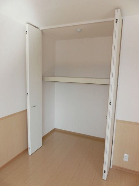 収納　クローゼット付きの洋室。