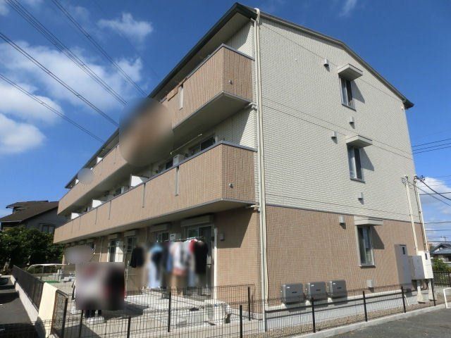 建物外観　前面が駐車場で日当たり良好。
