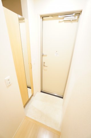 玄関　※同物件・反転タイプの写真です。