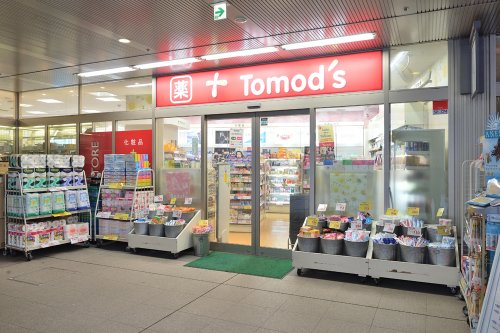 ドラックストア　トモズ 白金プラザ店（ドラッグストア）まで358m