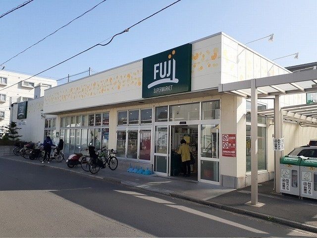 スーパー　ＦＵＪＩ小菅ケ谷店（スーパー）まで385m