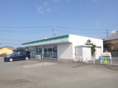 コンビニ　ファミリーマート二見町店（コンビニ）まで936m