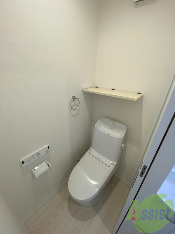 トイレ　トイレは温水洗浄便座付きで上部には収納スペースも！