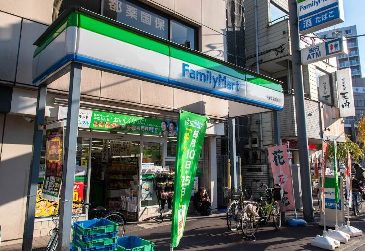 コンビニ　ファミリーマート台東入谷駅前店（コンビニ）まで96m