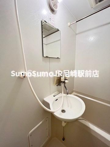 洗面設備　ゆったりとスペースのある洗面所