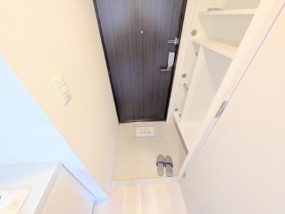 玄関　同タイプ４０２建築中の時の写真です。