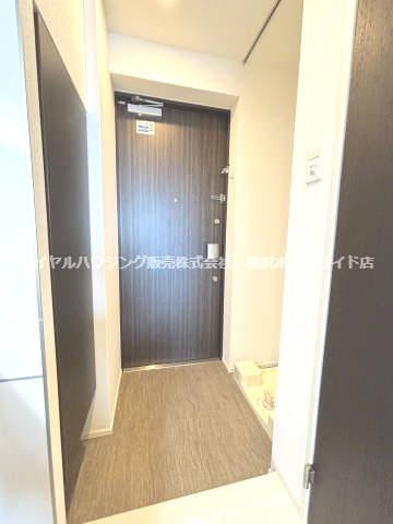 玄関　■同タイプのお部屋になります。
