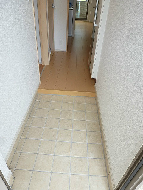 玄関　※写真は105号室です