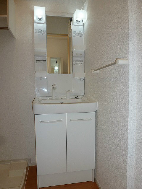 洗面設備　シャワー付き洗面台　　　※写真は105号室です