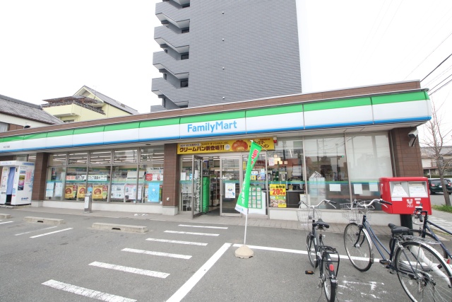 コンビニ　ファミリーマート（コンビニ）まで200m