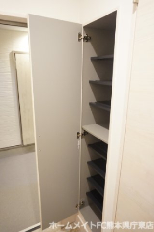 玄関　同施工会社の類似の画像となります。