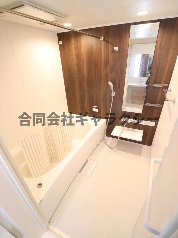 バス・シャワールーム　浴室乾燥機付きのバスルームです