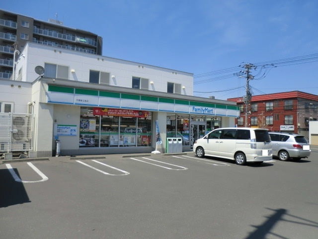 コンビニ　ファミリーマート月寒東5条店（コンビニ）まで179m