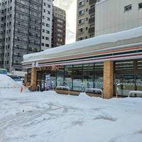 コンビニ　セブンイレブン札幌南2東2店（コンビニ）まで95m