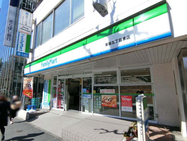 コンビニ　ファミリーマート 東新宿店（コンビニ）まで102m
